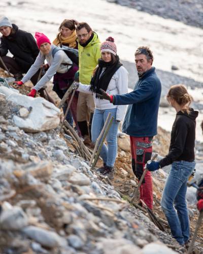 Programme pedagogique et citoyen ? resilience de mon territoire : connaitre et agir" avec Prevention MAIF et les associations WES Preventraides Remontons La Roya Culture en Terrasses. Asso La Sauce. Les benevoles plantes des arbres afin de consolider les berges et eviter a l'avenir les eboulements de terrain lors de fortes pluies.